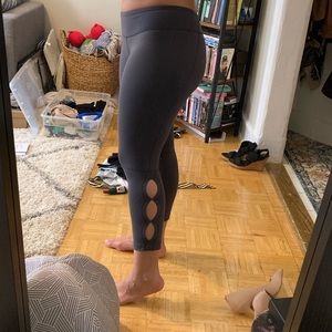 Cropped yoga pants with cut out detail